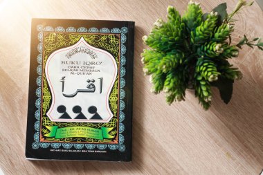 Batı Java-Endonezya - 18 Şubat 2022: Iqra Book Kuran okumayı öğrenmek için bir rehberdir. Arapça öğreten ve Kuran 'ı doğru okumasını sağlayan alıştırmalar içeriyor. (Endonezya)