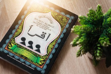 Batı Java-Endonezya - 18 Şubat 2022: Iqra Book Kuran okumayı öğrenmek için bir rehberdir. Arapça öğreten ve Kuran 'ı doğru okumasını sağlayan alıştırmalar içeriyor. (Endonezya)