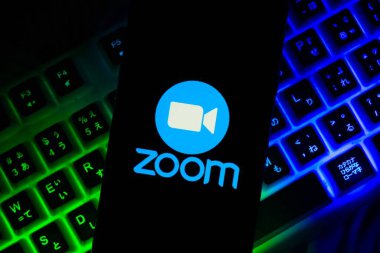 Endonezya - 15 Mart 2024: Zoom logosu Apple akıllı telefon ekranında gösteriliyor.