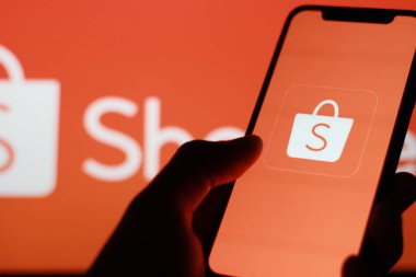 Endonezya - 9 Mart 2024 Shopee logolu akıllı telefon, Shopee Singapur 'dan bir e-ticaret teknoloji şirketi..