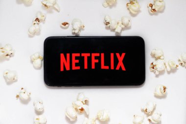 Endonezya - 9 Mart 2024: Netflix uygulama logosu ve popcorn.netflix televizyon filmleri ve dizileri için küresel bir sağlayıcıdır