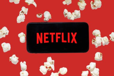 Endonezya - 9 Mart 2024: Netflix uygulama logosu ve popcorn.netflix televizyon filmleri ve dizileri için küresel bir sağlayıcıdır