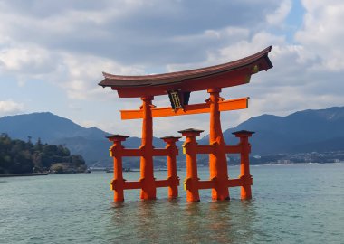 Japonya, Hiroşima 'daki Itsukushima Tapınağı' nın yüzen kapısı, Dev Torii. Bu tarihi tapınak kompleksi UNESCO 'nun Dünya Mirası Listesi' nde yer alıyor ve Hiroşima 'ya gelen turistler için bir fotoğraf objesi.