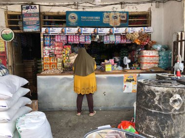 Bondowoso, Endonezya - 7 Ocak 2024; Endonezya 'nın geleneksel bakkal dükkanı tipik olarak temizlik maddeleri, toz içecekler ve aperatifler, şeffaf vitrinlerin yanı sıra.