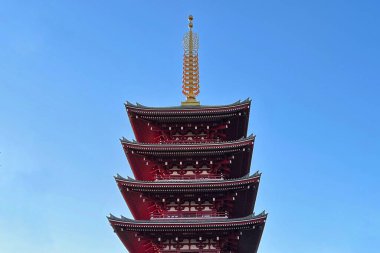 Tokyo, Japonya 'daki Sensoji Tapınağı' nda Blue Sky geçmişine sahip beş katlı pagoda. Çin Yeni Yılı ya da Imlek için arkaplan.