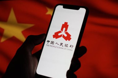 Endonezya - 18 Mart 2024: Çin Halk Cumhuriyeti Merkez Bankası Çin bayrağı ile arka planda sergilenmektedir