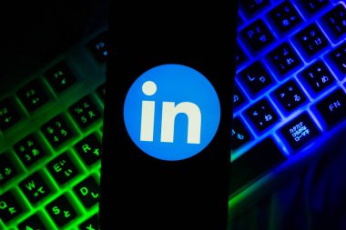 Endonezya - 18 Mart 2024: Telefon ekranında LinkedIn logosu. LinkedIn, iş bağlantılarının kurulması ve aranması için bir sosyal ağdır. 2002 yılında kurulmuştur..