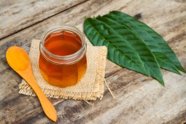 Srikaya ya da muhallebi aromalı elma yapraklarından yapılan çay, Annona squamosa, ahşap bir masada. Seçici odak.