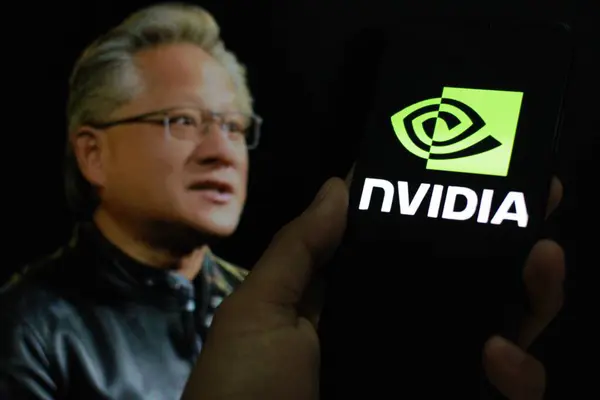 Endonezya - 10 Mart 2024: Arka planda CEO Jensen Huang ile NVIDIA logosu, teknoloji şirketi.