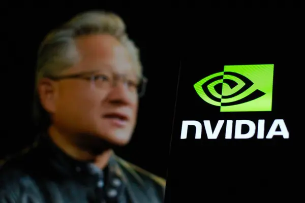 Endonezya - 10 Mart 2024: Arka planda CEO Jensen Huang ile NVIDIA logosu, teknoloji şirketi.