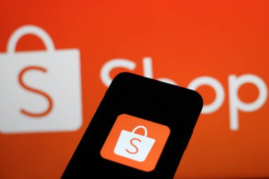 Endonezya - 9 Mart 2024 Shopee logosu, Shopee Singapur 'dan bir e-ticaret teknoloji şirketi..