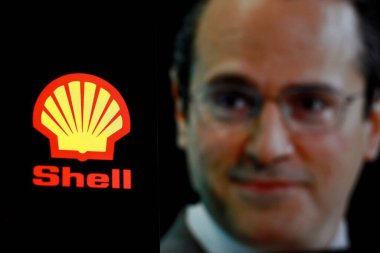 Endonezya - 30 Mart 2024: Shell logosu, CEO Wael Sawan ile birlikte arka planda sergilenen çok uluslu bir İngiliz petrol ve gaz şirketi..