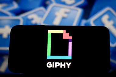 Endonezya - 30 Mart 2024: Giphy logosu arka planda Facebook logosu olan akıllı telefon ekranında gösteriliyor.