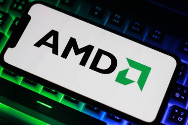 Endonezya - 30 Mart 2024: AMD logosu akıllı telefon ekranında gösteriliyor.