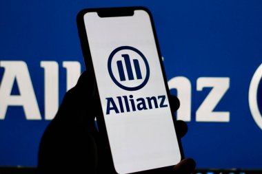 Endonezya - 30 Mart 2024: Allianz logosu, sigorta hizmetleri ve varlık yönetimi ile uğraşan en büyük küresel şirket olan akıllı telefon ekranında sergileniyor.