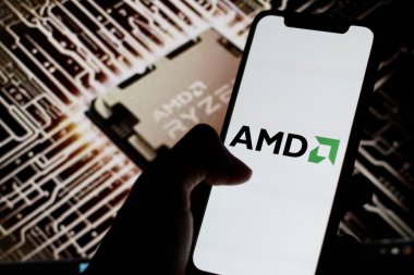 Endonezya - 30 Mart 2024: AMD logosu arka planda AMD Ryzen çipi ile akıllı telefon ekranında gösteriliyor.