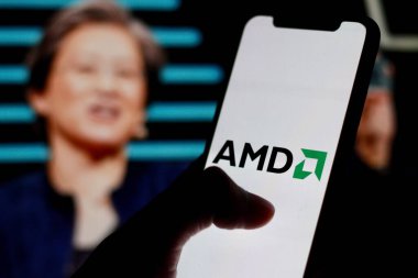 Endonezya - 30 Mart 2024: AMD logosu arka planda CEO Lisa Su ile akıllı telefon ekranında gösteriliyor.
