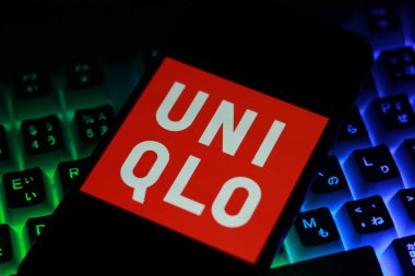 Endonezya - 30 Mart 2024: Uniqlo logosu akıllı telefon ekranında gösteriliyor.