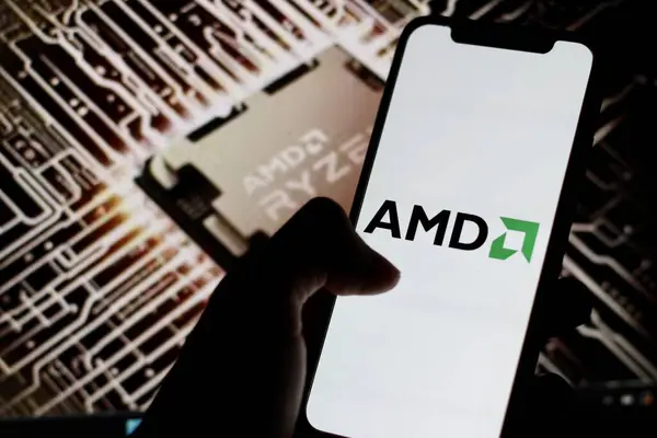 Endonezya - 30 Mart 2024: AMD logosu arka planda AMD Ryzen çipi ile akıllı telefon ekranında gösteriliyor.