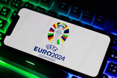Endonezya - 2 Nisan 2024: UEFA EURO 2024 Almanya Futbol Şampiyonası logosu akıllı telefon ekranında gösteriliyor, bu UEFA EURO Kupası 'nın 17..