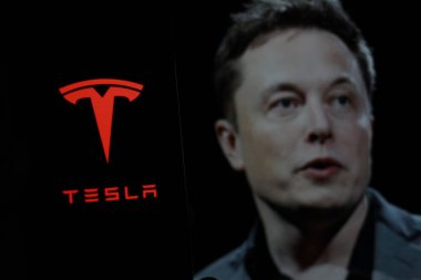 Endonezya - 2 Nisan 2024: Tesla logosu arka planda CEO Elon Musk ile birlikte akıllı telefon ekranında gösterildi.