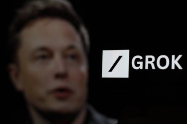 Endonezya - 2 Nisan 2024: Grok AI sohbet robotu arka planda CEO Elon Musk ile akıllı telefon ekranında görüntülendi