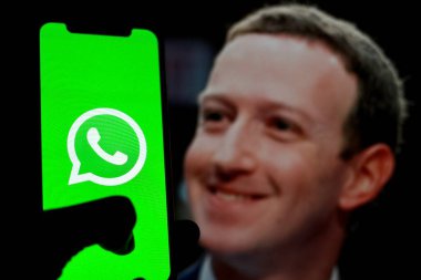 Endonezya - 2 Nisan 2024: WhatsApp mobil uygulaması bir akıllı telefon iPhone ekranında. WhatsApp, arka planda Mark Zuckerberg ile birlikte popüler bir ücretsiz anlık mesaj sistemidir..