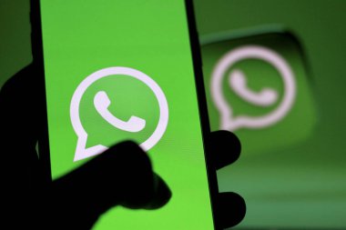 Endonezya - 2 Nisan 2024: WhatsApp mobil uygulaması bir akıllı telefon iPhone ekranında. WhatsApp, mobil ve diğer platformlar için popüler bir ücretsiz anlık mesaj sistemidir..