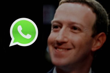 Endonezya - 2 Nisan 2024: WhatsApp mobil uygulaması bir akıllı telefon iPhone ekranında. WhatsApp, arka planda Mark Zuckerberg ile birlikte popüler bir ücretsiz anlık mesaj sistemidir..