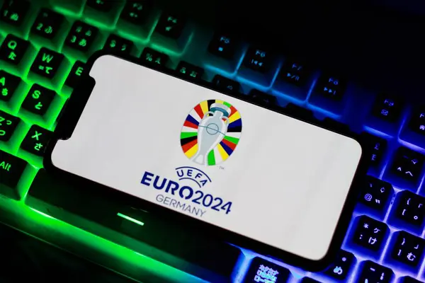 Endonezya - 2 Nisan 2024: UEFA EURO 2024 Almanya Futbol Şampiyonası logosu akıllı telefon ekranında gösteriliyor, bu UEFA EURO Kupası 'nın 17..