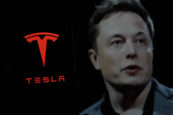 Endonezya - 2 Nisan 2024: Tesla logosu arka planda CEO Elon Musk ile birlikte akıllı telefon ekranında gösterildi.
