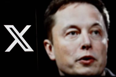 Endonezya - 6 Nisan 2024: X logosu, twitter, arka planda CEO Elon Musk ile akıllı telefon ekranında gösteriliyor.