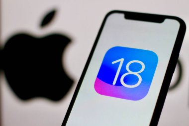 Endonezya - 6 Nisan 2024: iOS 18 logosu Apple akıllı telefon ekranında gösteriliyor