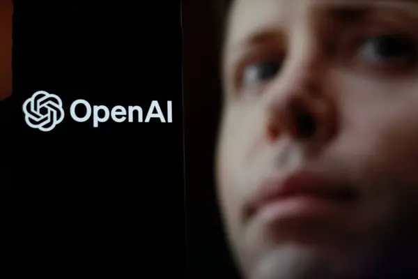 Endonezya-6 Nisan 2024: OpenAI logosu arka planda CEO Sam Altman ile birlikte akıllı telefon ekranında gösteriliyor.