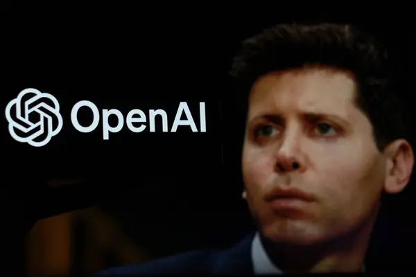 Endonezya-6 Nisan 2024: OpenAI logosu arka planda CEO Sam Altman ile birlikte akıllı telefon ekranında gösteriliyor.