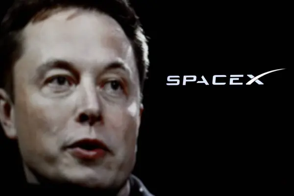 Endonezya - 6 Nisan 2024: SpaceX logosu arka planda CEO Elon Musk ile birlikte akıllı telefon ekranında gösterildi.