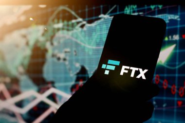 Endonezya - 7 Nisan 2024: FTX logolu akıllı telefon arka planda borsa ile akıllı telefon ekranında sergileniyor.