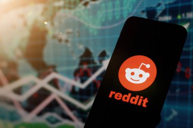 Endonezya - 7 Nisan 2024: Reddit logosu akıllı telefon ekranında sergileniyor.