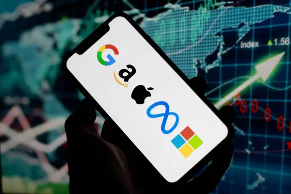 Endonezya - 7 Nisan 2024: Büyük beş Amerikan bilgi teknolojisi logosu, arka planda borsa ve akıllı telefon ekranında sergileniyor.