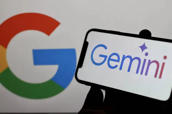 Endonezya - 7 Nisan 2024: Google gemini logosu akıllı telefon ekranında gösteriliyor.