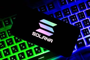 Endonezya - 9 Nisan 2024: Solana Cripto logosu akıllı telefon ekranında gösterildi.
