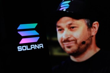 Endonezya - 9 Nisan 2024: Solana logosu arka planda CEO Anatoly Yakovenko ile birlikte akıllı telefonda sergilendi.