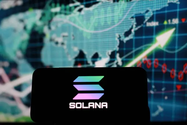 Endonezya - 9 Nisan 2024: Solana Cripto logosu akıllı telefon ekranında gösterildi.