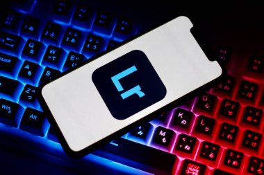 Endonezya - 16 Nisan 2024: Adobe Lightroom logosu akıllı telefon ekranında sergileniyor
