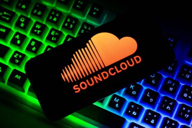 Endonezya - 16 Nisan 2024: SoundCloud logosu akıllı telefon ekranında gösterildi