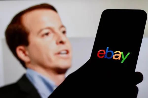 Endonezya - 16 Nisan 2024: Ebay logosu arka planda CEO Jamie Iannone ile birlikte akıllı telefon ekranında gösterildi