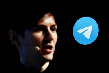 Endonezya-23 Nisan 2024: Arkaplanda kurucusu Pavel Durov olan Telegram uygulamalarının logosu.