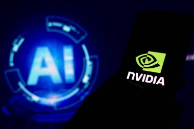 Endonezya-Nisan, 23. 2024: NVIDIA logosu akıllı telefon ekranında gösterildi. Arka planda yapay zeka logosu 