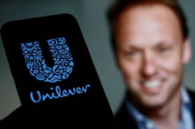 Endonezya-23 Nisan 2024: Unilever logosu, İngiltere 'nin başkenti Londra' da bulunan ve arka planda CEO Hein Schumacher 'in bulunduğu çok uluslu bir şirket..