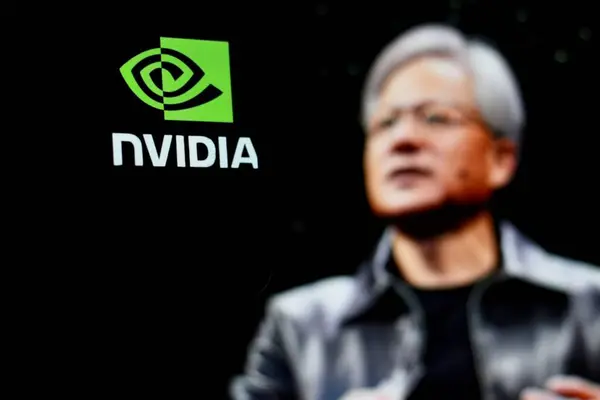 Endonezya-23 Nisan 2024: Arka planda Başkan Jensen Huang ile birlikte NVIDIA logosu.